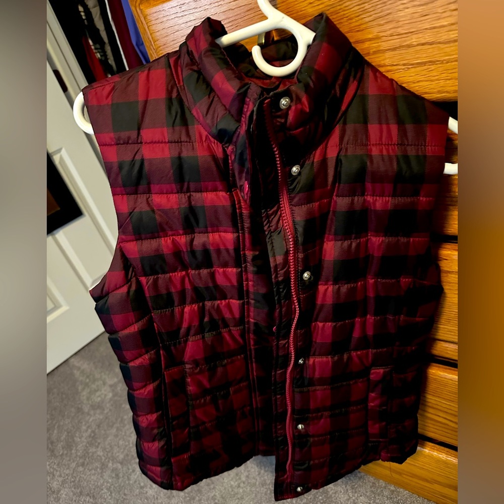 Red and black checkered Gap women’s puffer vest